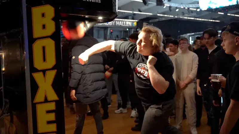 Ung dreng slår på boksemaskine hos Unite MMA – professionel arkade-boksemaskine til barer, klubber og events